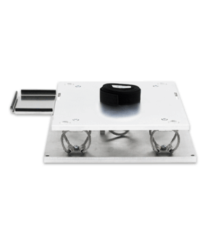 Anti-vibration plate for vibration and disruption free mounting in a mobile labo
